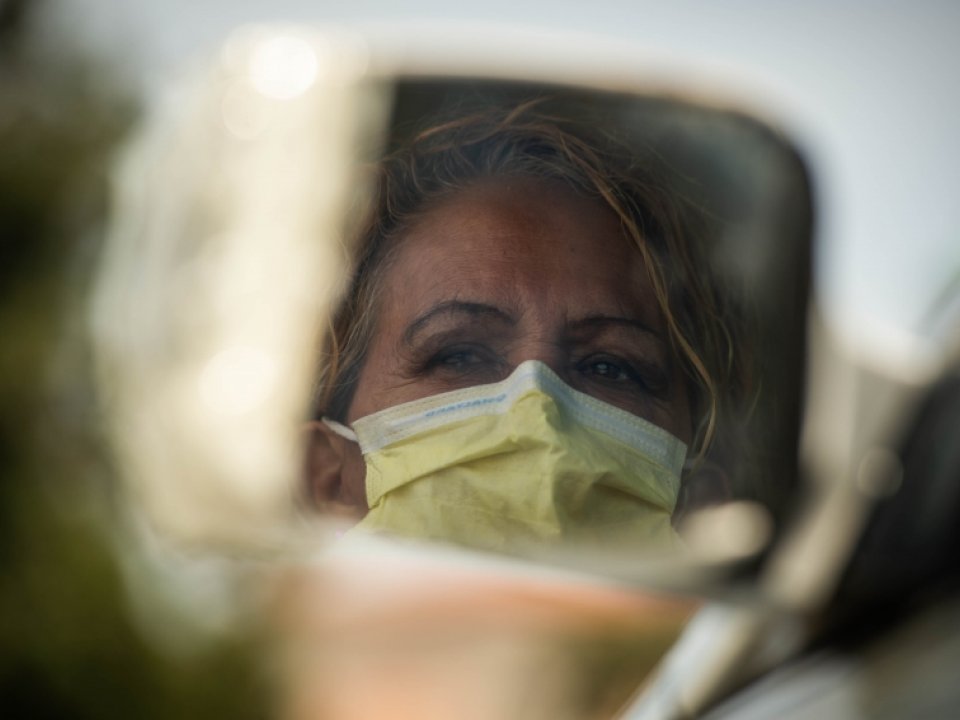 Masked woman as seen in rear-view window.  (Photo by Sarah Reingewirtz, Pasadena Star-News/SCNG)